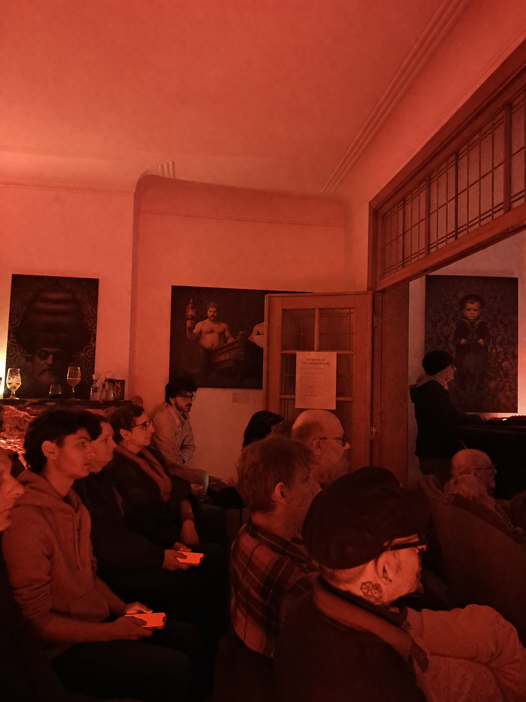 Bezoekers in de rij met smartphones als actieve pixels