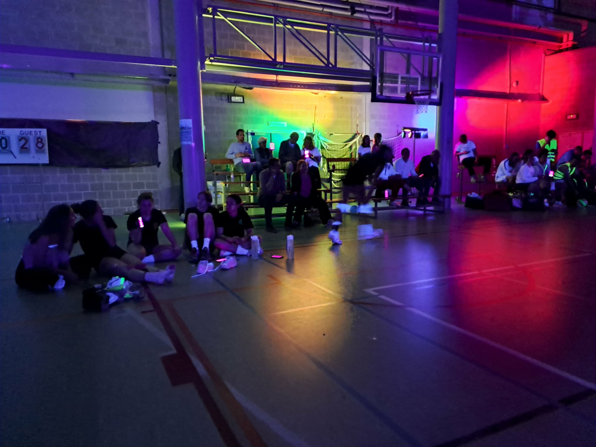 Publiek tijdens EEVOC blacklight event met smartphonepixels