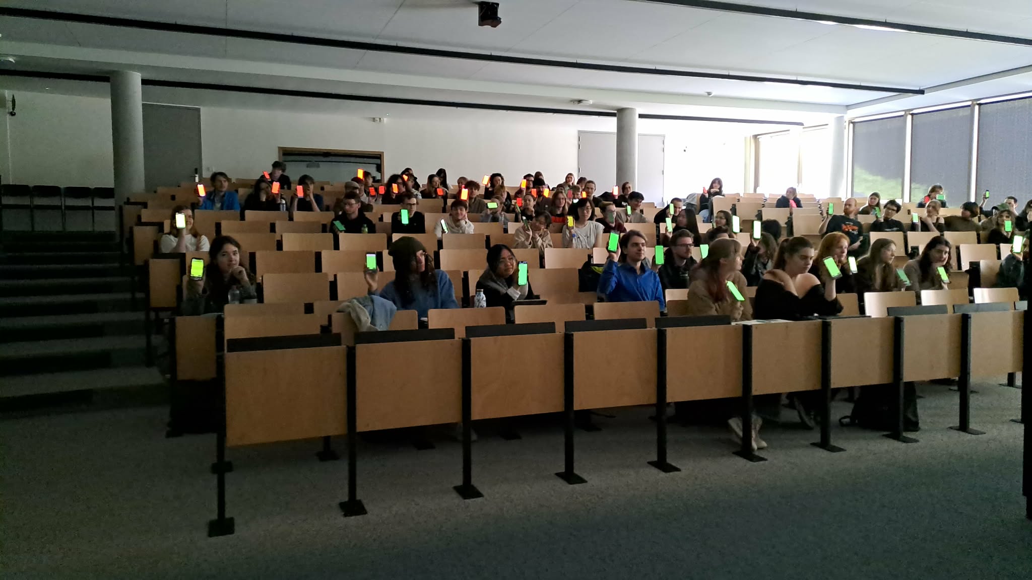 Halfvolle zaal tijdens live synchronisatie in de Howest testcase